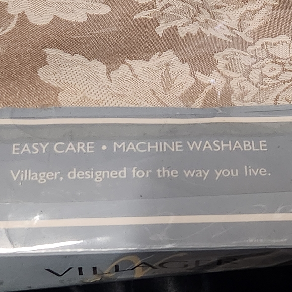 NIP New Villager Liz Claiborne Damask Tablecloth 60 x 84 Rectangle $35 Retail - Picture 2 of 5